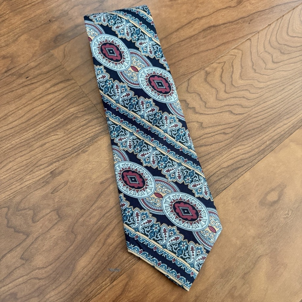Haggar Presidents Club Necktie Red Black Paisley Medallion Pattern 100% Silk USA
